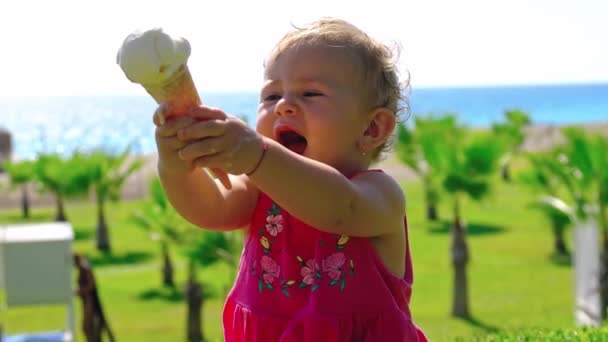 Baby eats ice cream in the summer. Selective focus. — Αρχείο Βίντεο