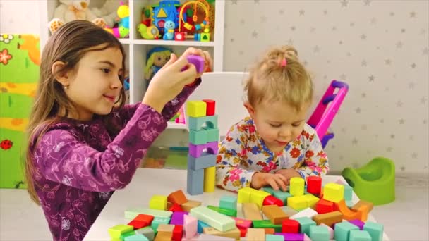 El niño juega con juguetes en la habitación. Enfoque selectivo. — Vídeo de stock