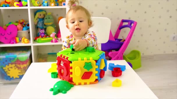 子供は部屋でおもちゃで遊ぶ。選択的焦点. — ストック動画