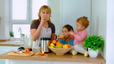 Aile evde smoothie hazırlar. Seçici odak.
