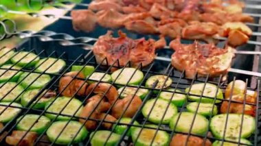 Et ve sebzeler ateşte kızartılır. Seçici odak.