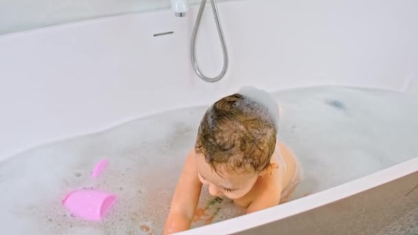 Dziecko bierze kąpiel. Skupienie selektywne. — Wideo stockowe