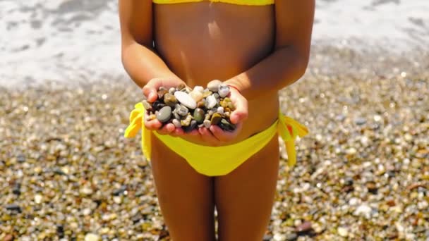 Dziecko bawi się kamieniami na plaży. Skupienie selektywne. — Wideo stockowe
