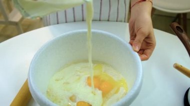 Bir kadın mutfakta hamur yoğuruyor. Seçici odak.