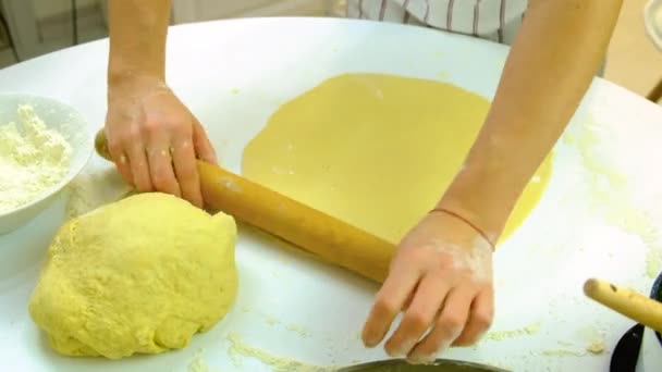 Женщина месит тесто на кухне. Селективный фокус. — стоковое видео