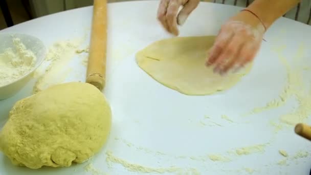 Женщина месит тесто на кухне. Селективный фокус. — стоковое видео