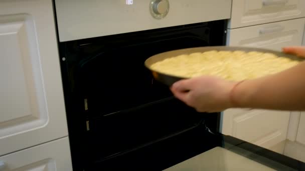 Bir kadın mutfakta baklava hazırlıyor. Seçici odak. — Stok video