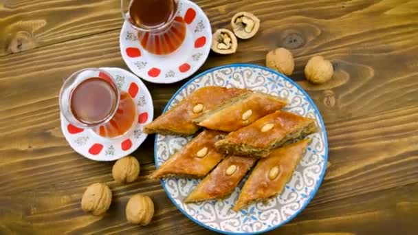Baklava e tè turco sul tavolo. Focus selettivo. — Video Stock