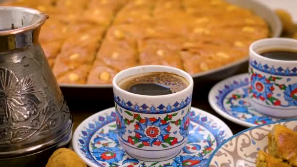 Baklava en Turkse koffie op tafel. Selectieve focus. — Stockvideo
