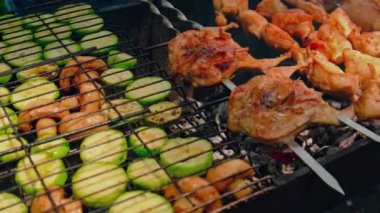 Et ve sebzeler ateşte kızartılır. Seçici odak.