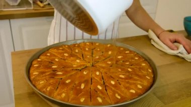 Bir kadın mutfakta baklava hazırlıyor. Seçici odak.