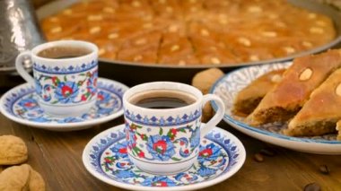 Baklava ve Türk kahvesi masada. Seçici odak.