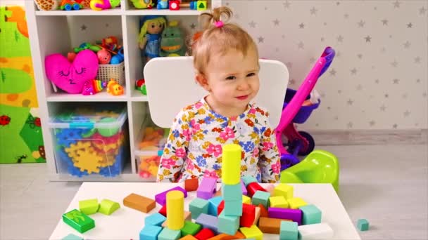 L'enfant joue avec les jouets dans la chambre. Concentration sélective. — Video