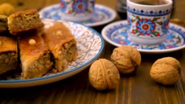 Baklava ve Türk kahvesi masada. Seçici odak.