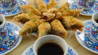 Masada Türk kahvesi ve baklava var. Seçici odaklama.
