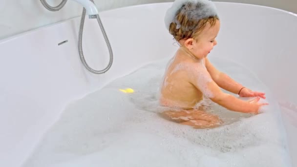 Το παιδί κάνει μπάνιο. Επιλεκτική εστίαση. — Αρχείο Βίντεο
