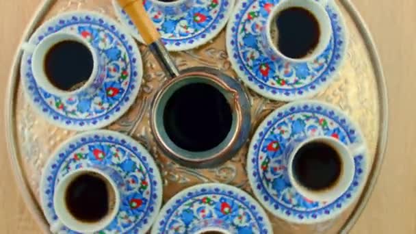 Café turco em turco e xícaras. Foco seletivo. — Vídeo de Stock