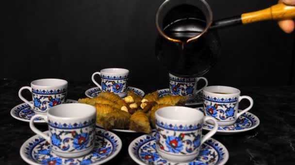 Turkiskt kaffe och baklava på bordet. Selektivt fokus. — Stockvideo