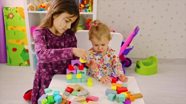 The child plays with toys in the room. Selective focus. — Stock Video