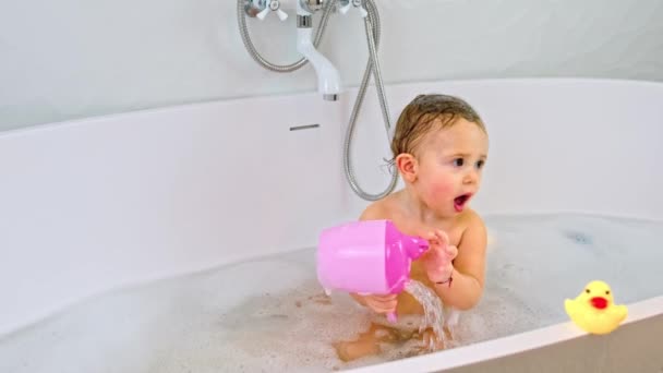 The child takes a bath. Selective focus. — Stock Video