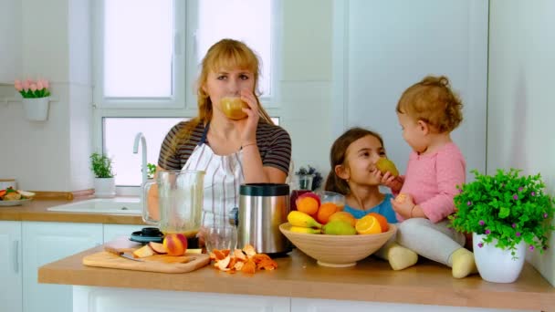 De familie bereidt smoothies thuis. Selectieve focus. — Stockvideo