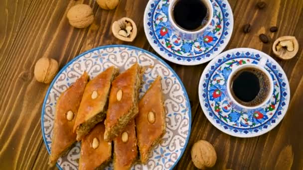 Baklava e caffè turco sul tavolo. Focus selettivo. — Video Stock