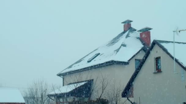 家の前で雪が降っている。選択的焦点. — ストック動画