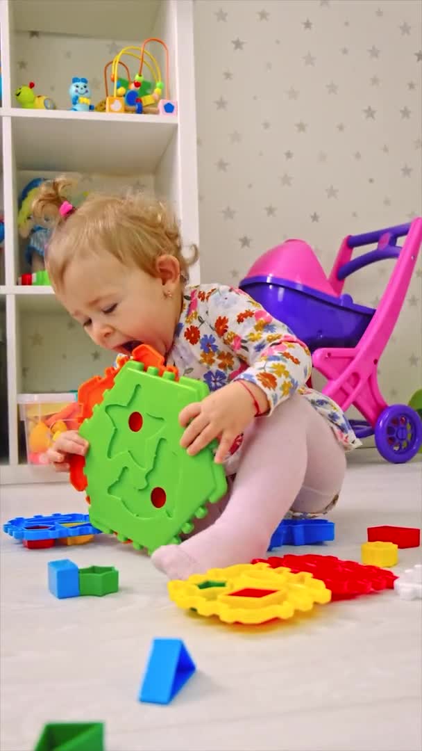 Το παιδί παίζει με παιχνίδια στο δωμάτιο. Επιλεκτική εστίαση. — Αρχείο Βίντεο
