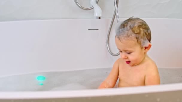 子供は風呂に入る。選択的焦点. — ストック動画