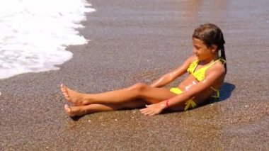 Çocuk plajda yatıyor. Seçici odak.