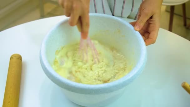 Une femme pétrit de la pâte dans la cuisine. Concentration sélective. — Video