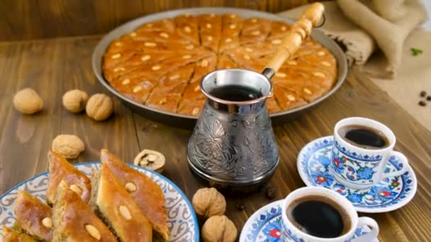Баклава и турецкий кофе на столе. Селективный фокус. — стоковое видео