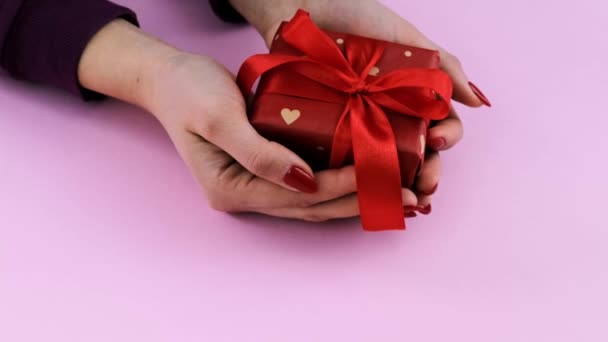 A gift in the hands of a woman on Valentines Day. Selective focus. — Stock Video