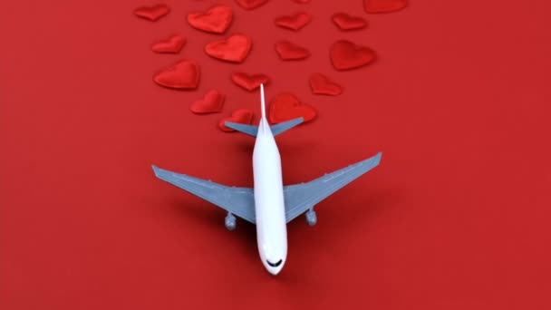 Hintergrund ist ein Flugzeug zum Valentinstag. Selektiver Fokus. — Stockvideo