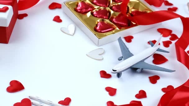 Hintergrund ist ein Flugzeug zum Valentinstag. Selektiver Fokus. — Stockvideo