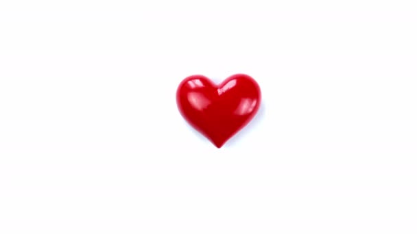 Herzen auf weißem Hintergrund zum Valentinstag. Selektiver Fokus. — Stockvideo
