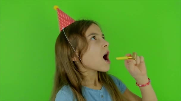 子供は緑の背景に誕生日を持っています。選択的焦点. — ストック動画