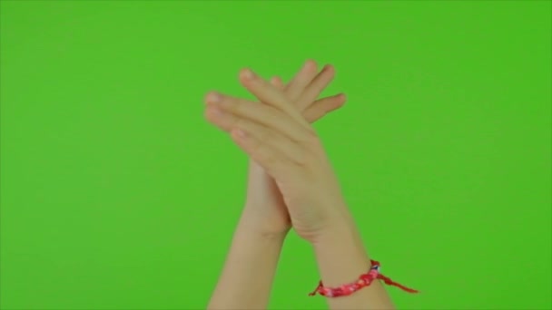 Tangan seorang anak bersorak dengan latar belakang hijau. Fokus selektif. — Stok Video