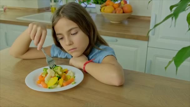 Das Kind isst gekochtes Gemüse. Selektiver Fokus. — Stockvideo