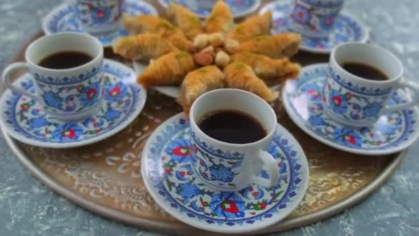 テーブルの上にトルコのコーヒーとバクラバ。選択フォーカス. — ストック動画