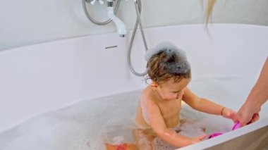Çocuk banyo yapıyor. Seçici odak.