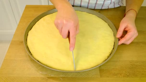 Una mujer está preparando baklava en la cocina. Enfoque selectivo. — Vídeo de stock