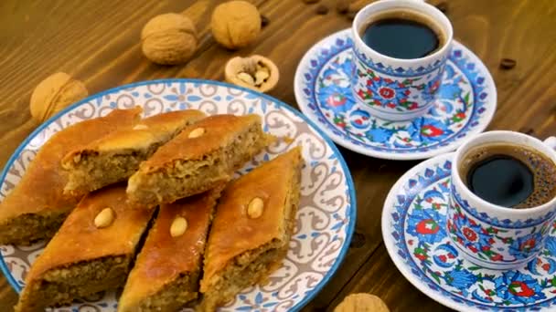 Baklava a turecká káva na stole. Selektivní zaměření. — Stock video