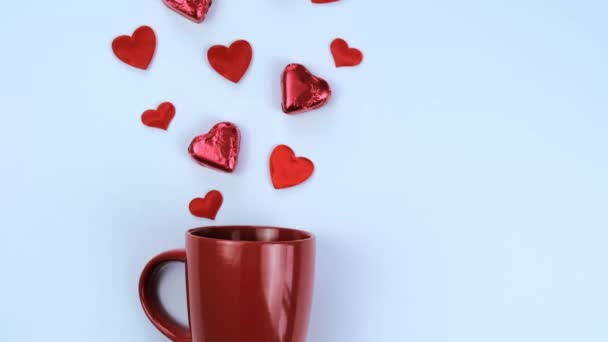 Taça e corações para o Dia dos Namorados. Foco seletivo. — Vídeo de Stock