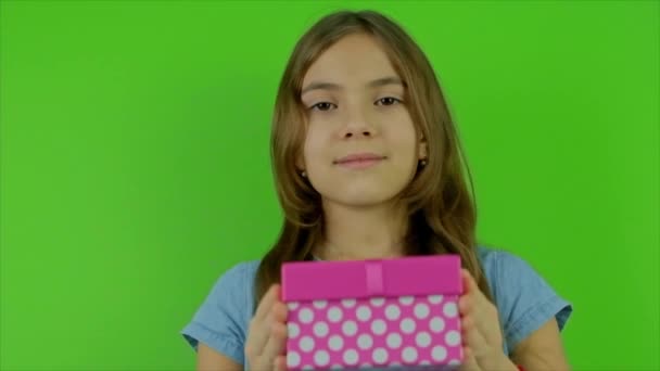 A criança dá um presente em um fundo verde. Foco seletivo. — Vídeo de Stock
