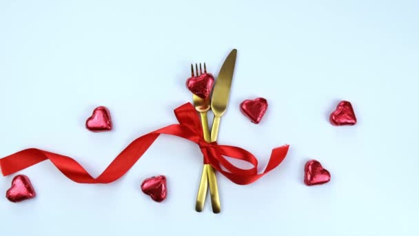 Sevgililer Günü için çatal bıçak takımı yemeği. Seçici odak. — Stok video