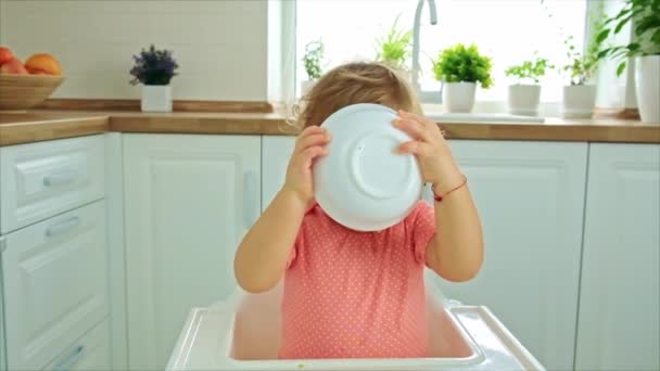 아기는 의자에서 야채를 먹는다. 선택적 초점. — 비디오