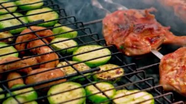 Et ve sebzeler ateşte kızartılır. Seçici odak.