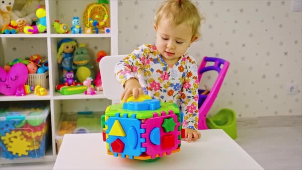 The child plays with toys in the room. Selective focus. — Stock Video