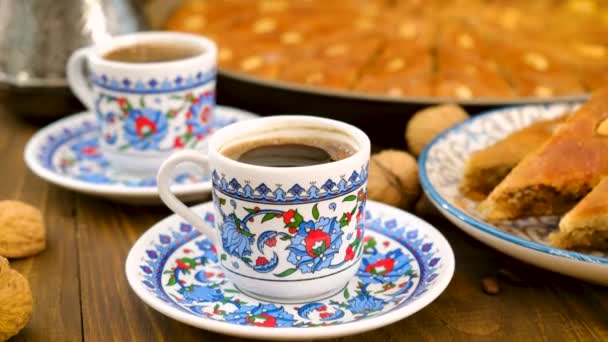 Baklava en Turkse koffie op tafel. Selectieve focus. — Stockvideo